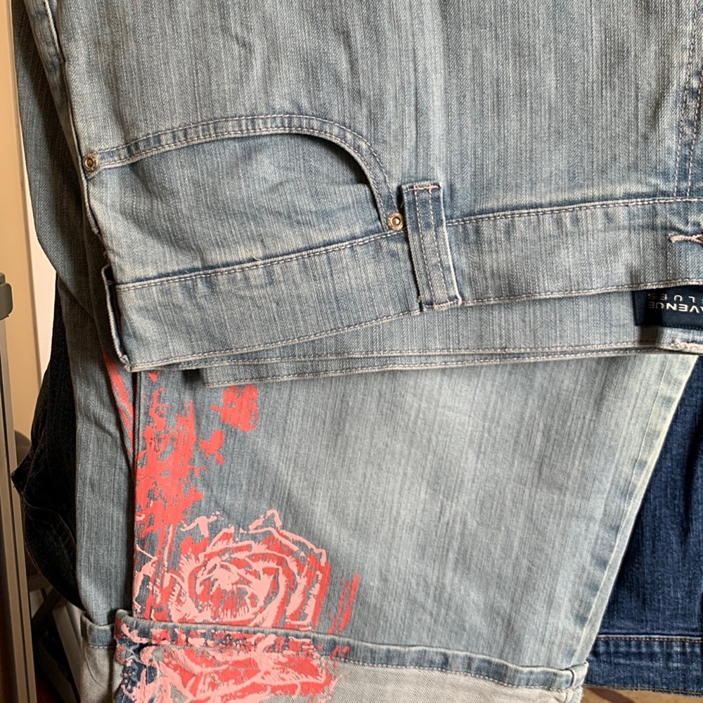 Avenue Denim cropped jeans with floral print on leg.  So cute !  Never worn.